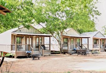 Son's Geronimo #13 Family Cabin on creek with 2 queen beds, 2 twin beds, full kitchen & more! has Balcony rooms