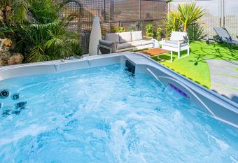 Villa Loft Jacuzzi Teleworking WIFI allows 18 year olds to book a room