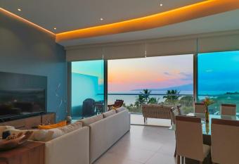 Amazing Jewel Beach front Condo with great views has Balcony rooms