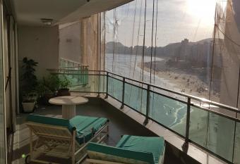 ***Apartamento Pitangueiras Fant  stico*** allows 18 year olds to book a room