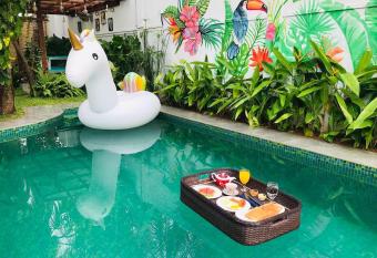 Double Mango Villa allows 18 year olds to book a room