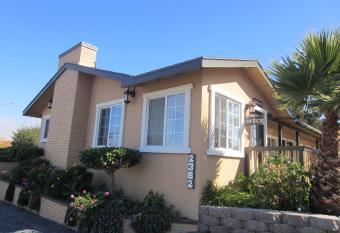 The Monterey Fireplace Inn has Balcony rooms