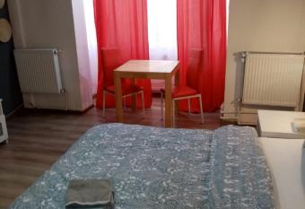 Luxus apartaments europe in piata universitate has rooms with a private hot tub