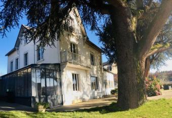 LA MAISON BLANCHE has Balcony rooms
