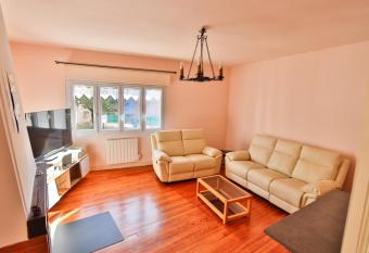 APPARTEMENT 1    9 personnes Hagetmau coeur de ville has Balcony rooms