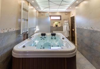 Central Park Home Spa has rooms with a private hot tub