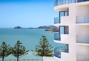 Oshen Holiday Apartments Yeppoon has rooms with a private hot tub