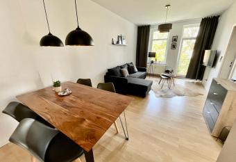 Purer Luxus mit 2 Schlafzimmern, Balkon und Privat-Parkplatz has Balcony rooms