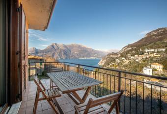 Mysa Properties - Charming apartment with lake view has Balcony rooms