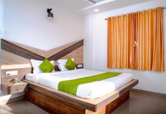 Royal Hills Resort & Spa has rooms with a private hot tub