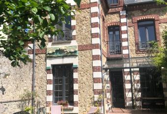 Villa Centre ville et plage Le Mascaret allows 18 year olds to book a room