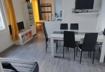 appartement individuelle refais a neuf,ds maison de ma  tre,6 couchages dont un lit kingsize,cuisine avec lave vaisselle,rue privative pour se garer, accessibilit   au jardin allows 18 year olds to book a room