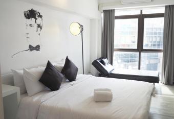 3Howw Hostel @ Sukhumvit 21 allows 18 year olds to book a room