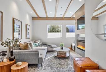 Ravens Crest Lodge - Stunning Views Perfectly Located on Main Street has Balcony rooms