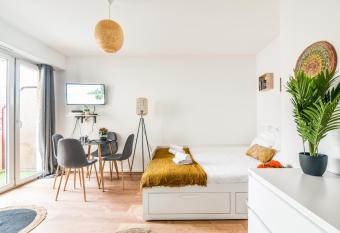 L Authentique allows 18 year olds to book a room