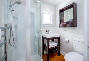 Brooklands Cottage has Balcony rooms