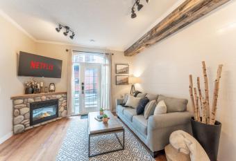 Mystic Mountain Chalet, Heated Outdoor Pool & Hot Tub, Free Parking, Fast Wifi! has Balcony rooms