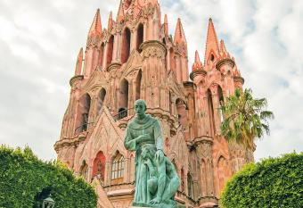 Quiet & Spacious 3BR Pet Friendly/swimming pool has rooms with a private hot tub