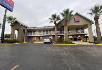 Travelodge By Wyndham San Antonio Lackland Afb North allows 18 year olds to book a room