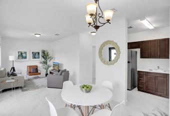 Renzzi Wynwood Apartments has Balcony rooms