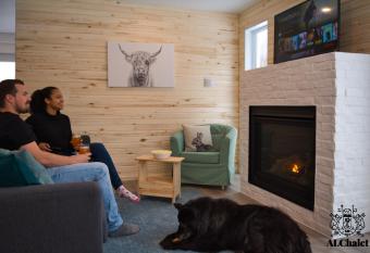 Le Loonix- Chalet familiale avec Spa has rooms with a private hot tub