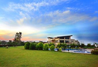 The Golden Tusk By Ivory Destinations has Balcony rooms