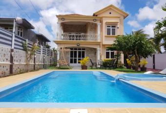 5 bedrooms villa with private pool jacuzzi and enclosed garden at Pereybere has Balcony rooms