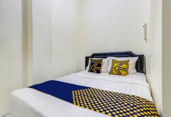 SPOT ON 90780 Gang Tengah Homestay Syariah allows 18 year olds to book a room