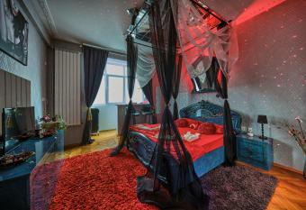 Heart Of Bucharest Erros Studio has rooms with a private hot tub