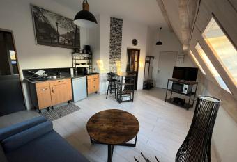 Chic Appartement ! allows 18 year olds to book a room