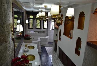 Hotel Boutique La Mansi  n Guadalajara has rooms with a private hot tub