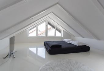 Lovely 3-bedroom Skyline Apartment has Balcony rooms