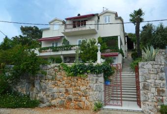 Apartments and Rooms Darinka has Balcony rooms