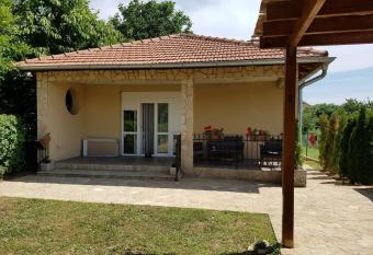 Vikendica Le  i   has Balcony rooms