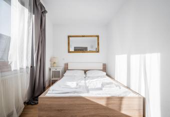 Apartamenty Karmelicka Deluxe Old Town WAWELOFTS allows 18 year olds to book a room