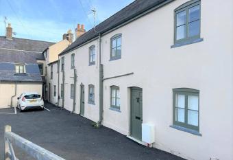 1 bed Adore Cottage allows 18 year olds to book a room