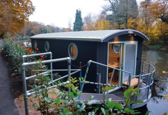 Lady Florence, Maidstone a Unique River Boat with Castle Views allows 18 year olds to book a room