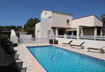 Songe 2 Thau allows 18 year olds to book a room