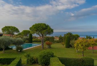 Casa con tennis e piscina has Balcony rooms