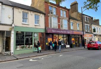 Cosy central flat *near city centre & station* allows 18 year olds to book a room