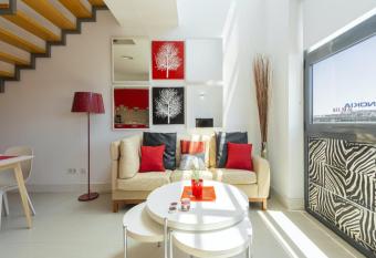 My City Home - Estudio en Alcobendas allows 18 year olds to book a room