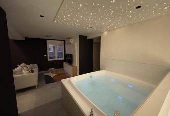 L Authentique - Spa Privatif has rooms with a private hot tub