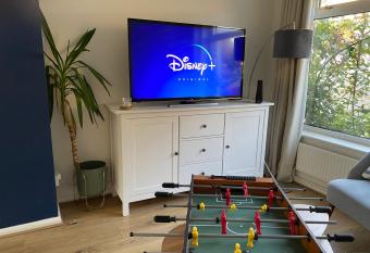 3 Bedrooms house ideal for long Stays! allows 18 year olds to book a room