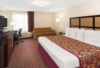 Baymont by Wyndham Chicago/Calumet City has rooms with a private hot tub