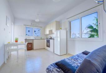 Nicolas  s Place has Balcony rooms