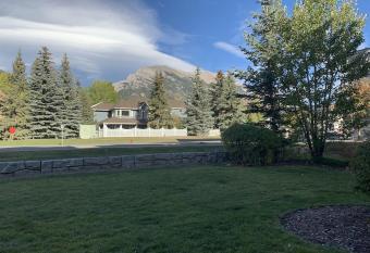 **NEW** Cozy Rocky Mountain Chalet with Park Pass has Balcony rooms