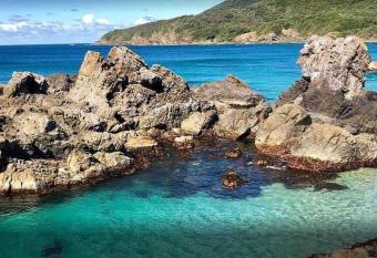 4 Bedroom modern house opposite Wallis Lake has rooms with a private hot tub