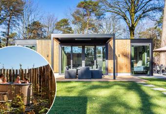 TopParken - Resort Veluwe has rooms with a private hot tub