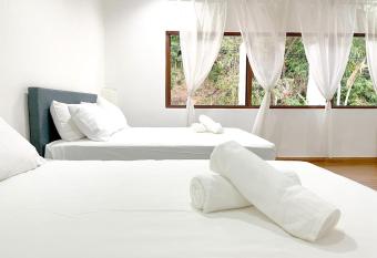 Mas Homestay has rooms with a private hot tub