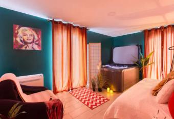 Suite Marilyn Monroe & SPA - 5P - Proche Disney has rooms with a private hot tub